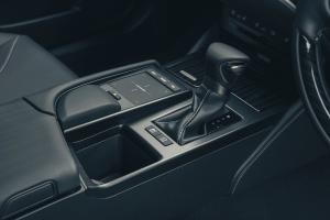 Lexus ES300h with Digital Door Monitors 2020 года  (UK)